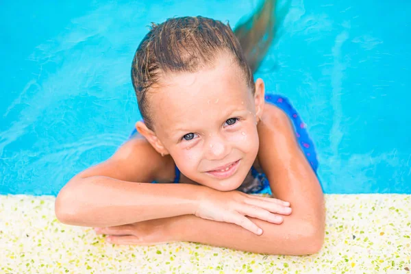 Little adorable girl in outdoor swimming pool — Stock Photo, Image