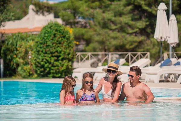 Szczęśliwa rodzina czterech w basenie — Zdjęcie stockowe