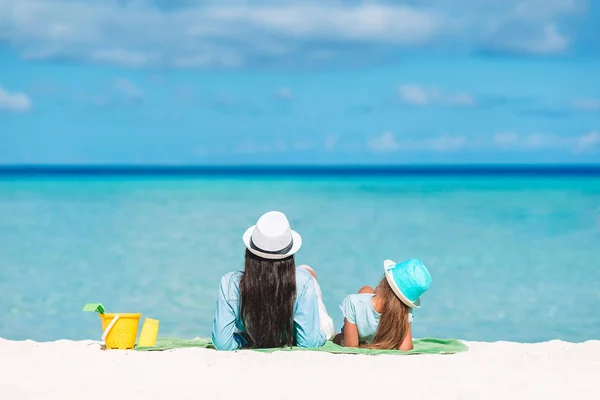 Mère et fille profiter du temps à la plage tropicale — Photo