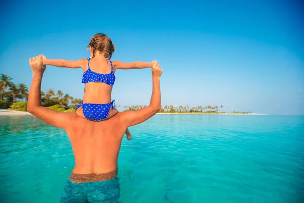 Petite fille et papa heureux s'amuser pendant les vacances à la plage — Photo