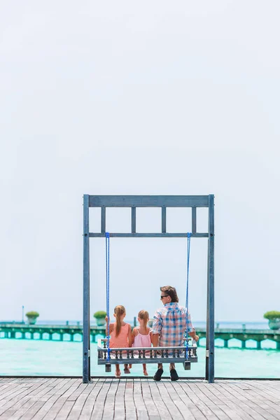 하얀 해변에 사는 아버지와 아이들의 행복 한 가족 — 스톡 사진