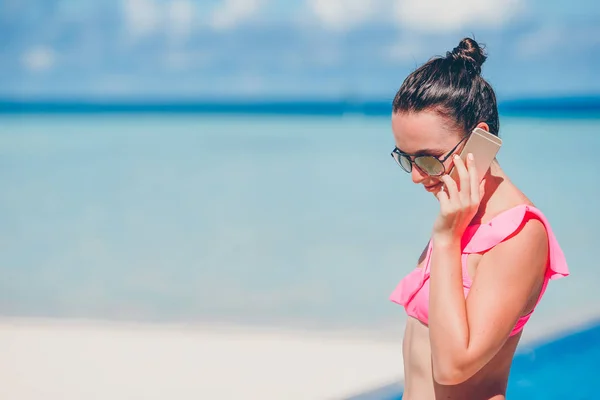 Jovem mulher bonita falando por telefone na praia branca — Fotografia de Stock