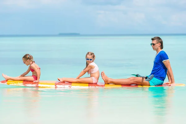 Ojciec i dzieci na deskę surfingową podczas letnich wakacji — Zdjęcie stockowe