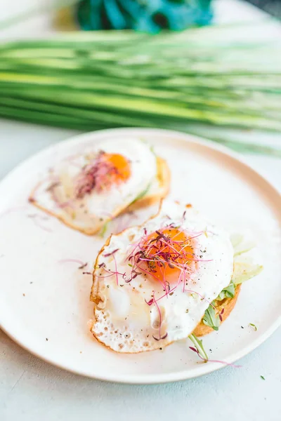 Concetto di cibo sano. Gustoso panino con avocado e uova fritte — Foto Stock