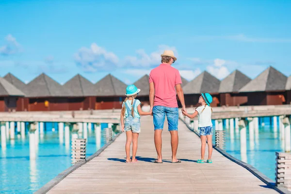 Отец и дети наслаждаются летними каникулами на пляже — стоковое фото