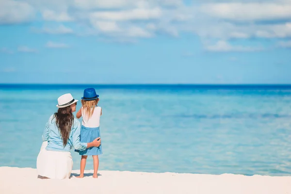 Beautiful mother and daughter on Caribbean beach — Stock Photo, Image