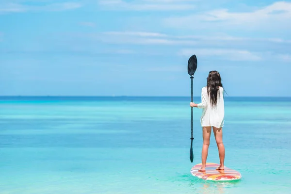 Active young woman on stand up paddle board — Stock Photo, Image