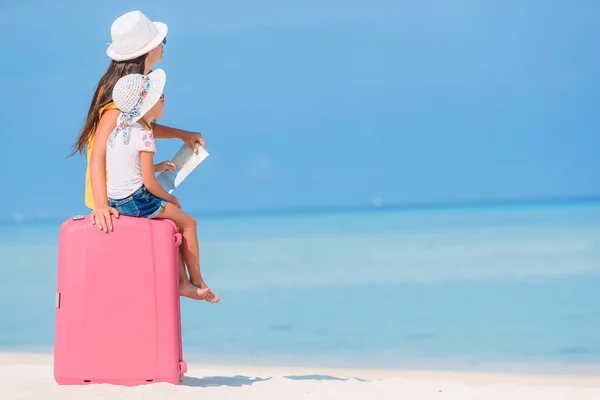 Schöne Mutter und Tochter am karibischen Strand — Stockfoto