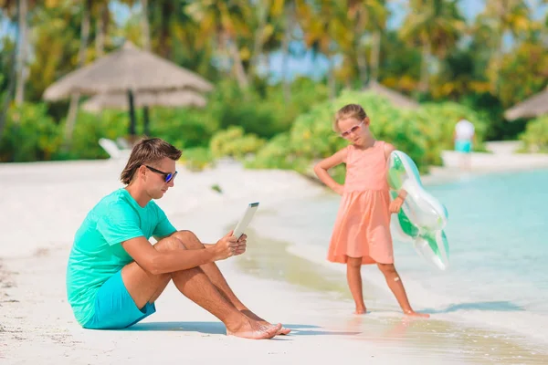 Küçük kız ve mutlu baba kumsal tatili boyunca eğleniyorlar. — Stok fotoğraf
