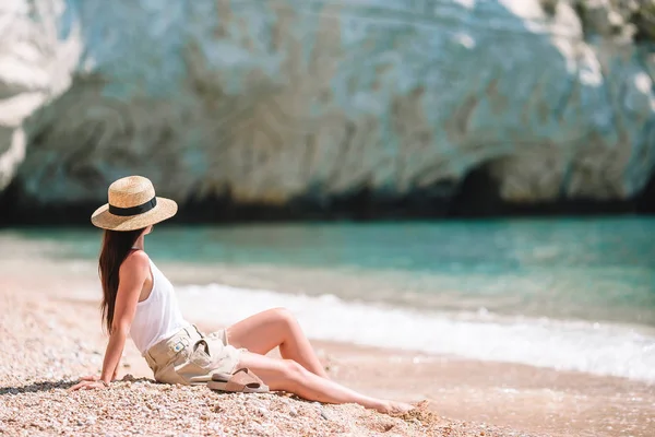 Donna sdraiata sulla spiaggia godendo di vacanze estive guardando il mare — Foto Stock