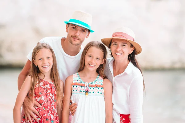 Giovane famiglia in vacanza hanno un sacco di divertimento — Foto Stock