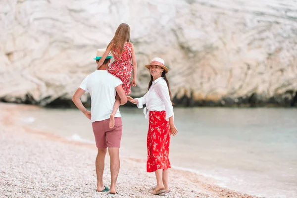 Baba, anne ve çocuğun ailesi tropikal beyaz plajda — Stok fotoğraf