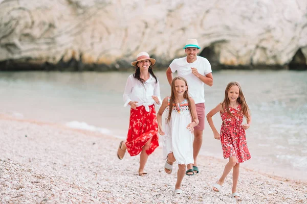 Zdjęcie szczęśliwej rodziny bawiącej się na plaży. Letni styl życia — Zdjęcie stockowe