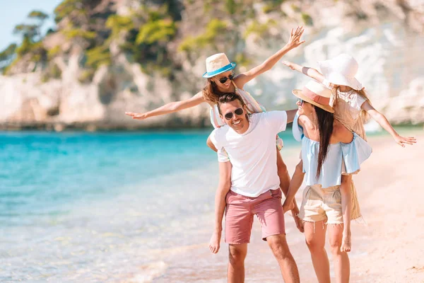 Gelukkig mooi gezin met kinderen op het strand — Stockfoto