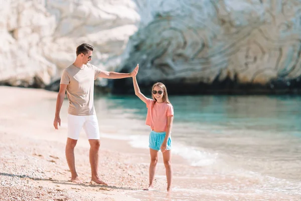 Niña y papá feliz divirtiéndose durante las vacaciones en la playa —  Fotos de Stock