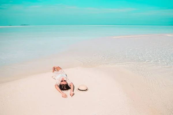 Mulher deitada na praia desfrutando de férias de verão olhando para o mar — Fotografia de Stock