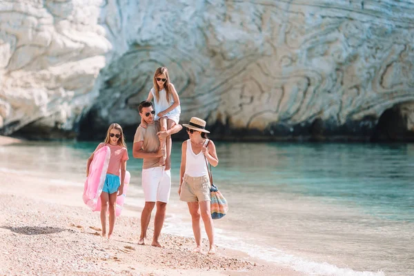 Fotografie šťastné rodiny baví na pláži. Letní životní styl — Stock fotografie
