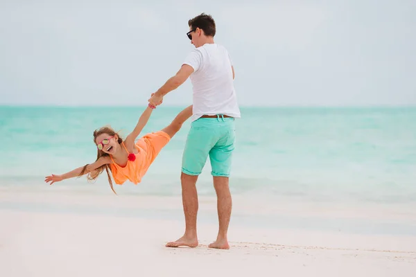 Ragazzina e papà felice si divertono durante le vacanze al mare — Foto Stock