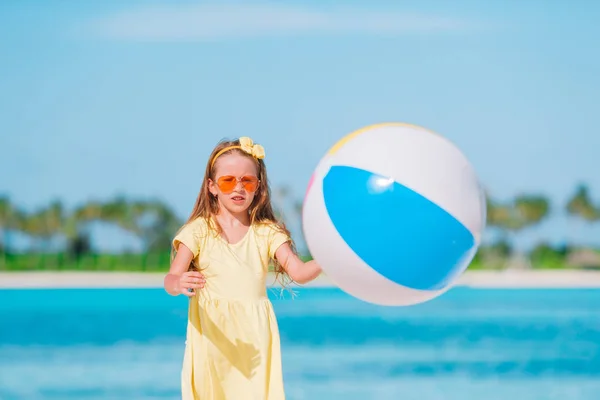 Niña adorable jugando en la playa con pelota —  Fotos de Stock