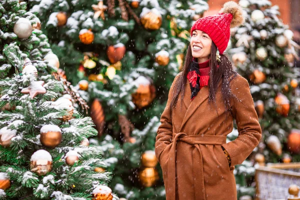 Lycklig flicka nära granen gren i snö för nytt år. — Stockfoto