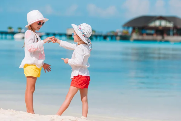 Adorable little girls have fun together on white tropical beach — Stock Photo, Image