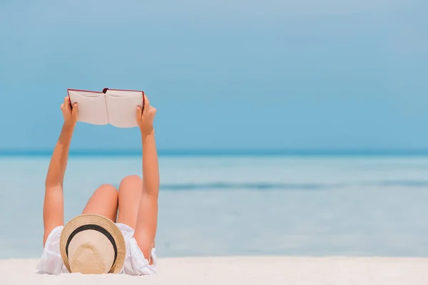 热带白沙滩上的年轻女子看书 — 图库照片