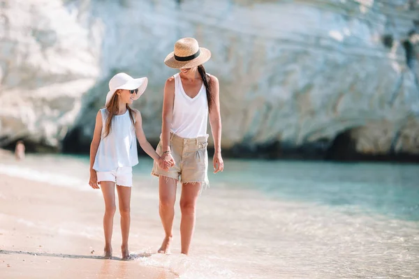 Güzel anne ve kız sahilde yaz tatilinin tadını çıkarıyorlar.. — Stok fotoğraf