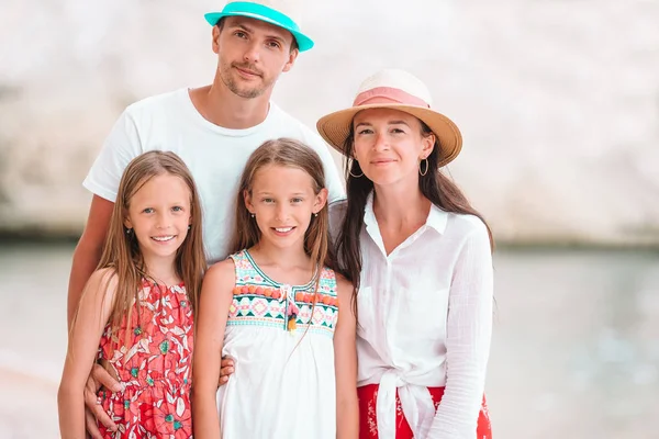 Jonge familie op vakantie hebben veel plezier — Stockfoto