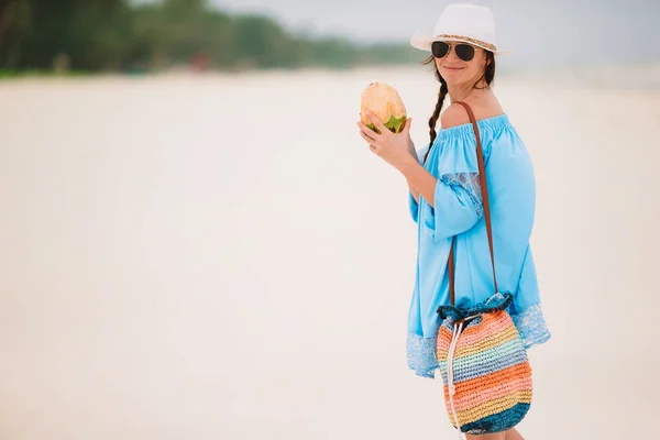 Mujer joven bebiendo leche de coco durante las vacaciones tropicales —  Fotos de Stock