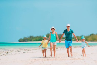 Genç aile tatilde çok eğleniyor.