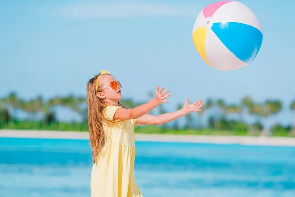 Niña adorable jugando en la playa con pelota —  Fotos de Stock