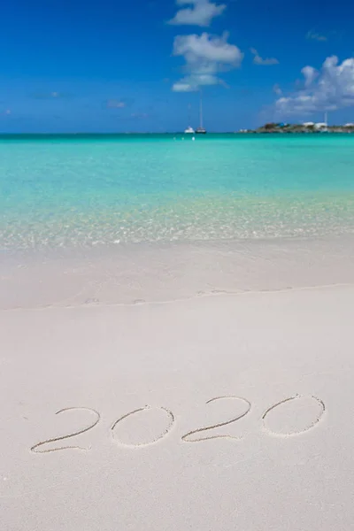 2016 skriven på tropisk strand vit sand med xmas hatt — Stockfoto