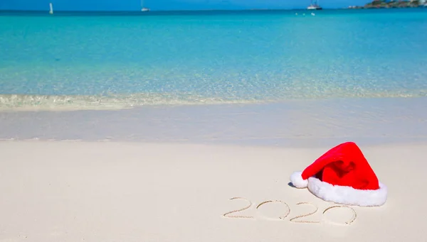 2016 写在热带海滩白色沙子与圣诞帽子 — 图库照片