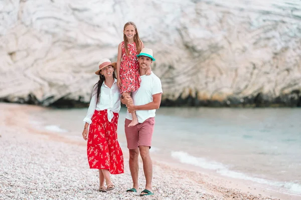 Família jovem na praia branca durante as férias de verão — Fotografia de Stock