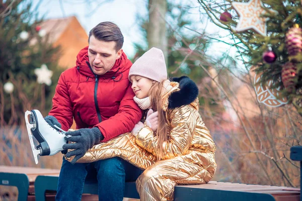 Семейный зимний спорт. Отец и дочь в зимний день — стоковое фото