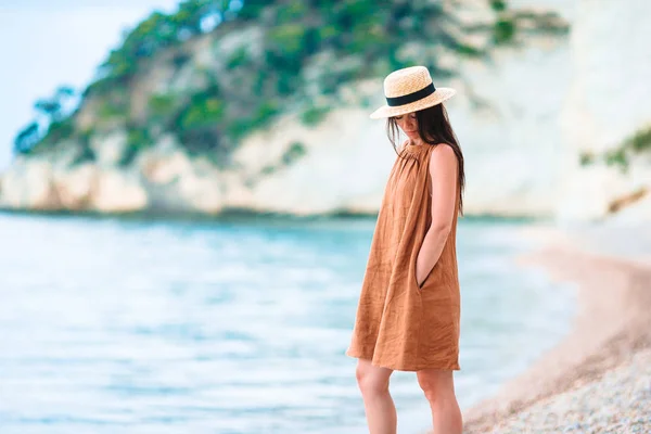 Donna sdraiata sulla spiaggia godendo di vacanze estive guardando il mare — Foto Stock