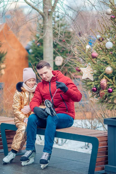 Familie vinter sport. Far og datter på vinterdag - Stock-foto