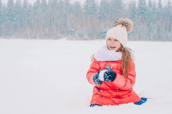 Portret van schattig meisje in sneeuw zonnige winterdag — Stockfoto