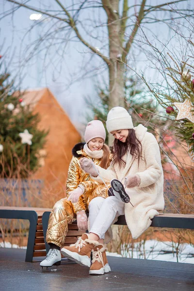 Deporte de invierno familiar. Madre e hija en el día de invierno —  Fotos de Stock