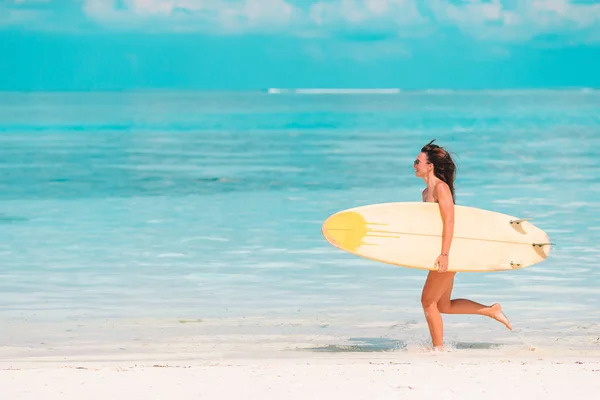 Beautiful surfer woman ready to surfing in turquoise sea, on stand up paddle board at exotic vacation — Stock Photo, Image