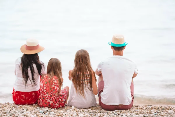 有孩子在海滩上的美满幸福的家庭 — 图库照片