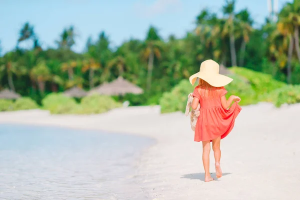 Aranyos kislány kalap során nyaralás a strandon — Stock Fotó