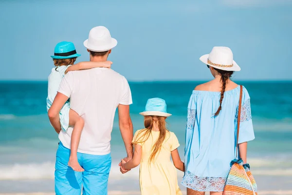 Família bonita feliz com crianças na praia — Fotografia de Stock