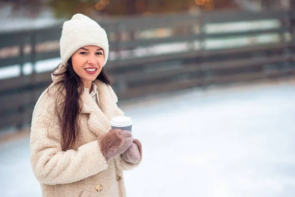 Smiling young girl skating on ice rink outdoors — Stock Photo, Image