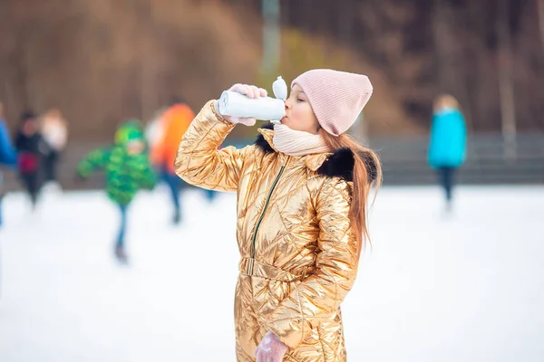 Entzückende kleine glückliche Mädchen Rodeln im Winter verschneiten Tag. — Stockfoto