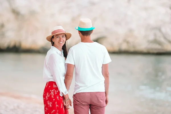 Imagen de pareja feliz en gafas de sol en la playa — Foto de Stock