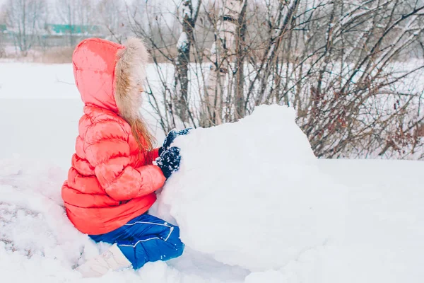 雪晴れた冬の日の愛らしい少女の肖像画 — ストック写真