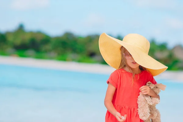 Adorable little girl in hat at beach during summer vacation — Stock Photo, Image