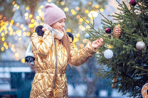 Söta lilla kid flicka är pågående skridsko utomhus. — Stockfoto