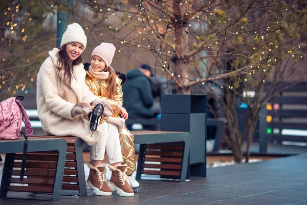 Deporte de invierno familiar. Madre e hija en el día de invierno —  Fotos de Stock